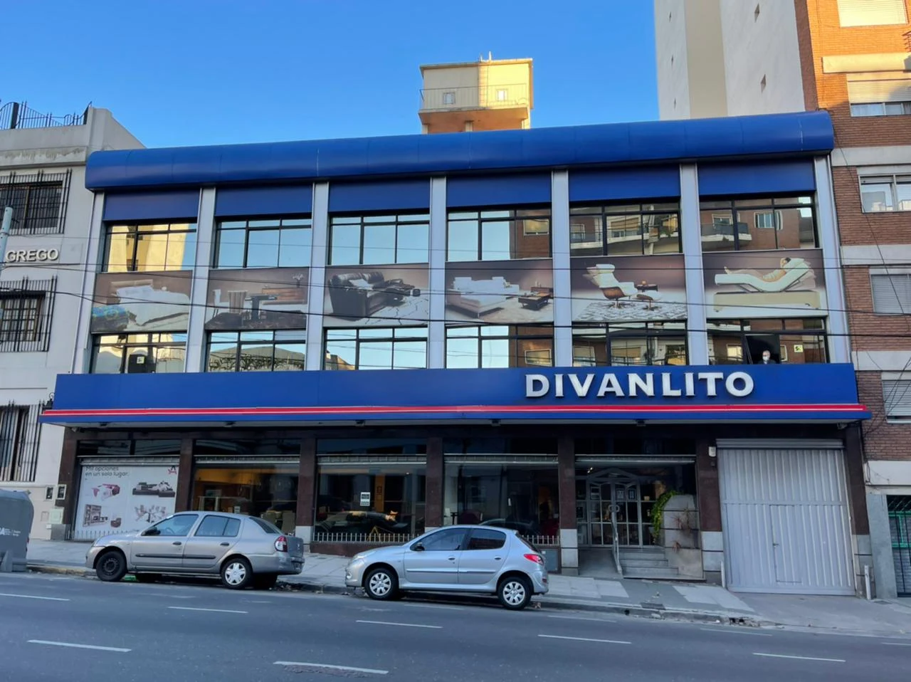 Fachada anterior de Divanlito, con marquesina y revestimiento azul