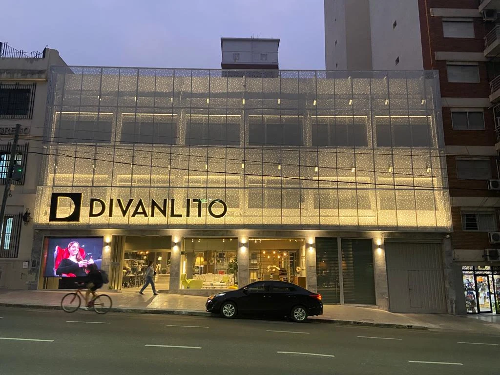 Fachada renovada de Divanlito, dirección de obra de Fondamenta y proyecto de Interior Design