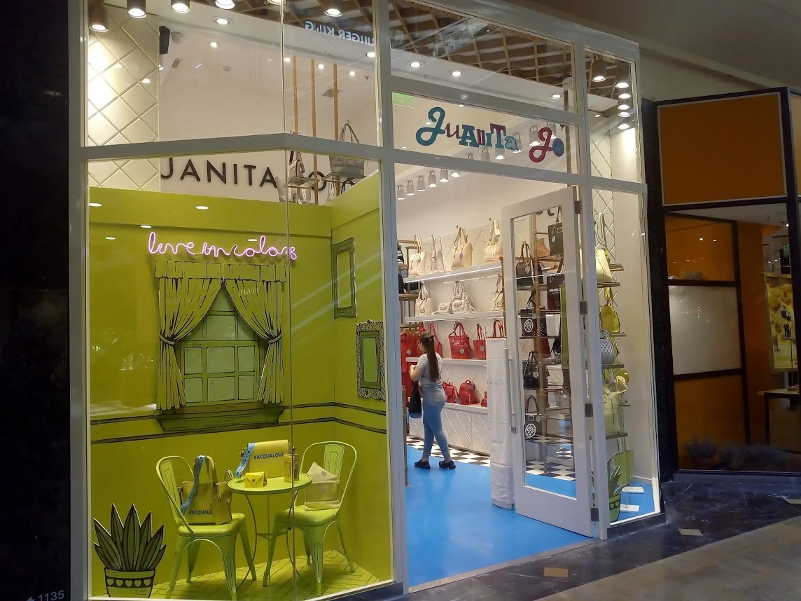 Frente del local de Juanita Jo de 2019 en Unicenter, con piso azul, vidriera verde y estructura blanca