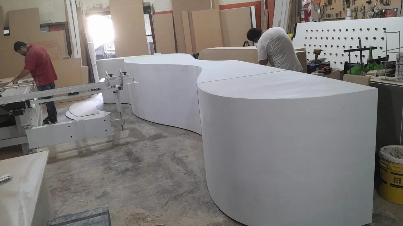 Fabricación en taller de un mueble blanco de formas curvas para el local de Juanita Jo