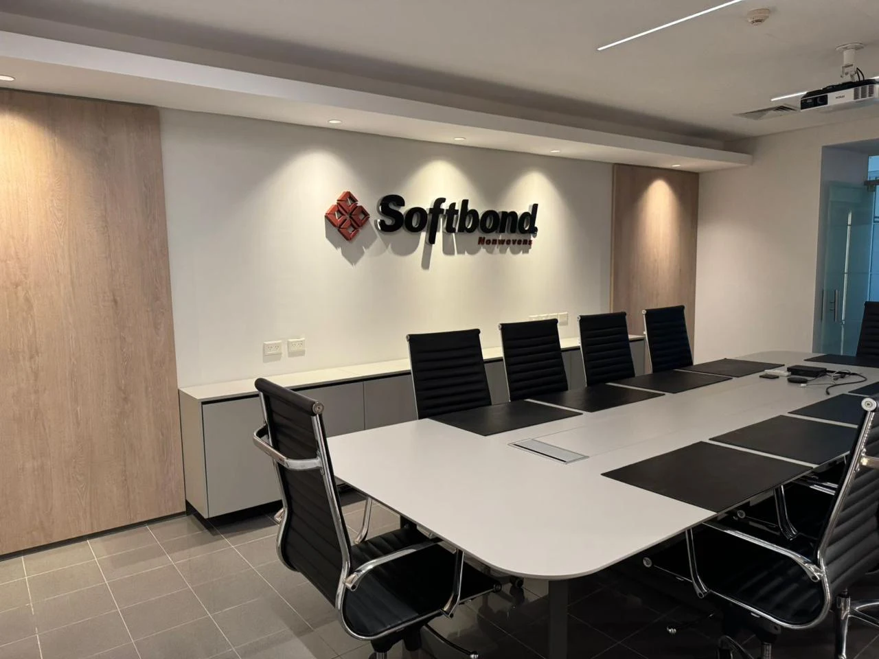 Sala de reuniones de Softbond con la identidad de la empresa en la pared